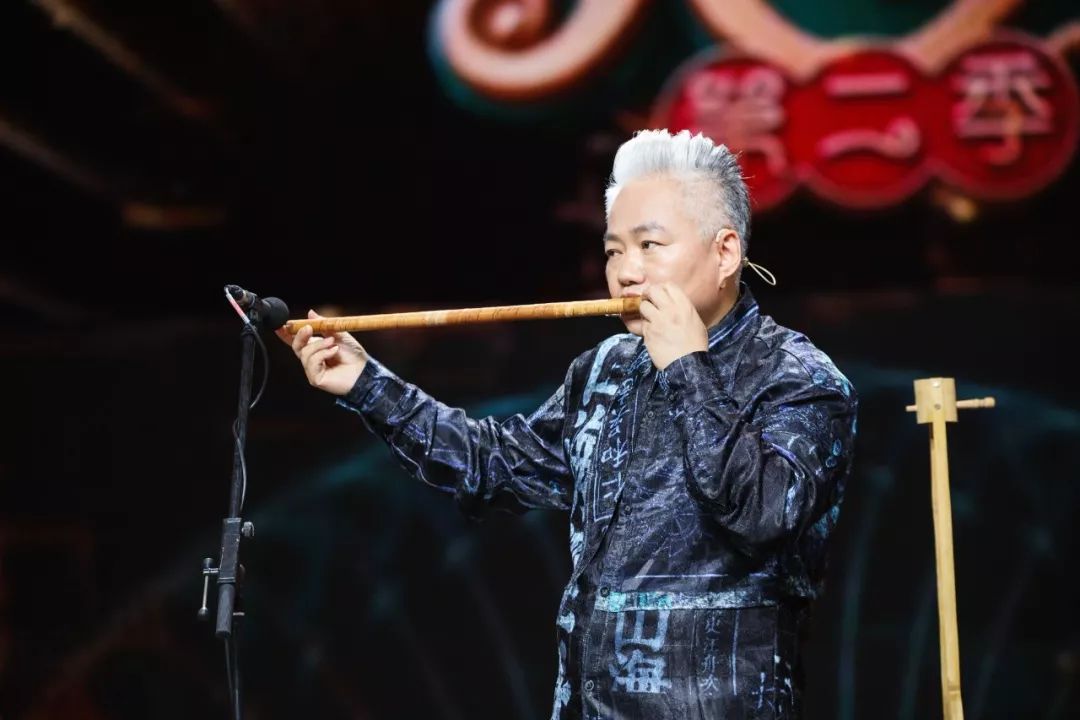 方锦龙凭精湛的琵琶演奏技艺"圈粉"无数,动辄搬出上千岁的古董乐器