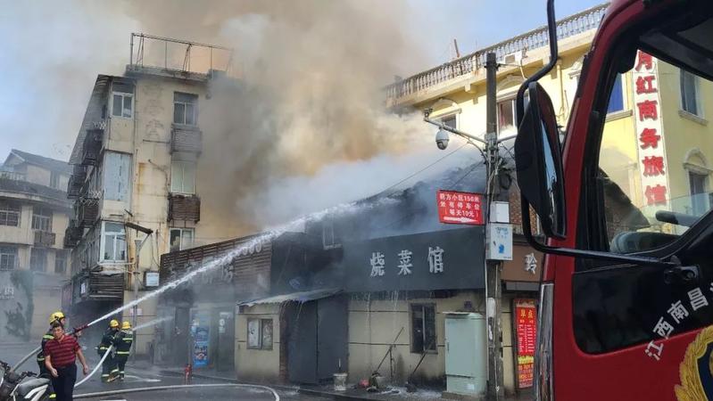 由于着火建筑主要是木质结构大火迅速蔓延,将隔壁店铺引燃着火餐馆内