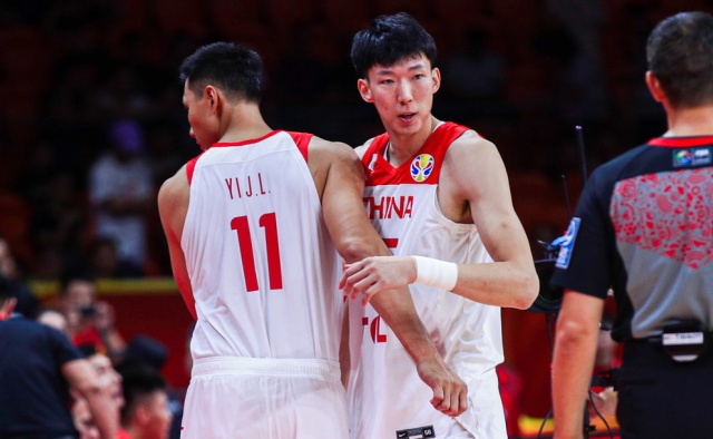 <b>心酸！中国队险胜后，易建联紧抱篮球不松手，12中4他真的老了</b>
