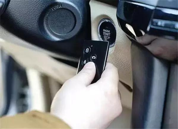 这时候车主可以按一个红色的按钮,车就会大叫起来.