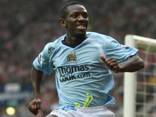 父亲今夏退役儿子现与曼城签下职业合同球迷看过他爷爷踢球