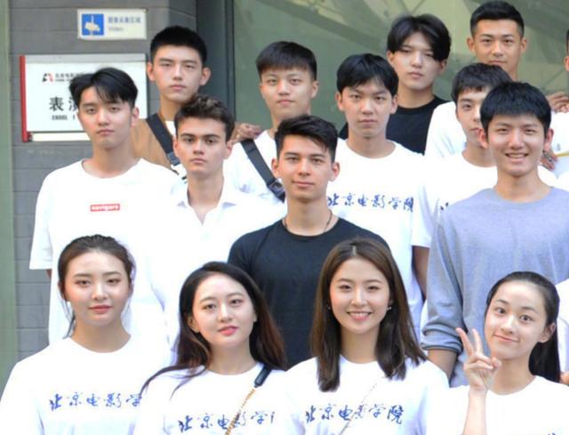 中戏新生大合照来了,帅哥美女扎堆亮点多,网友:这届北电输惨了