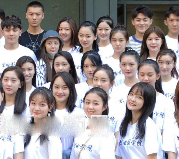 中戏新生大合照来了,帅哥美女扎堆亮点多,网友:这届北电输惨了