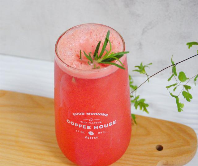 【西瓜气泡水】 食材: 西瓜1大碗,冰块1小碗,气泡水1瓶 做法: 1.