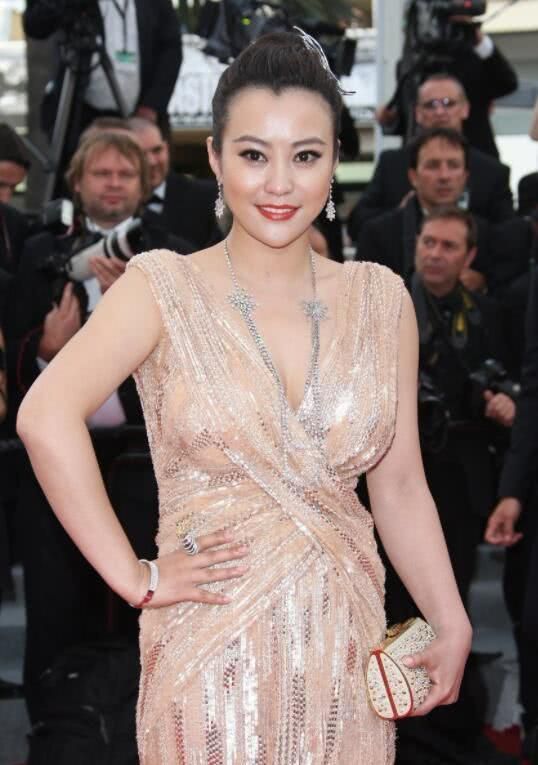 郝蕾虽骨架大,但穿深v裙很有女人味,比那些细胳膊细腿的美多了