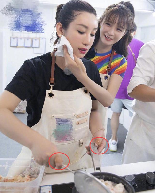 秦海璐下厨手指发炎,戚薇做饭指甲劈裂,女星为美甲付出残酷代价