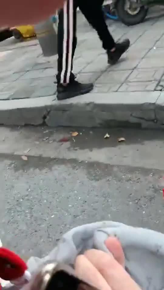 老太太摔倒:3名小女生遇上摔倒的老奶奶 这波操作太机智(图)
