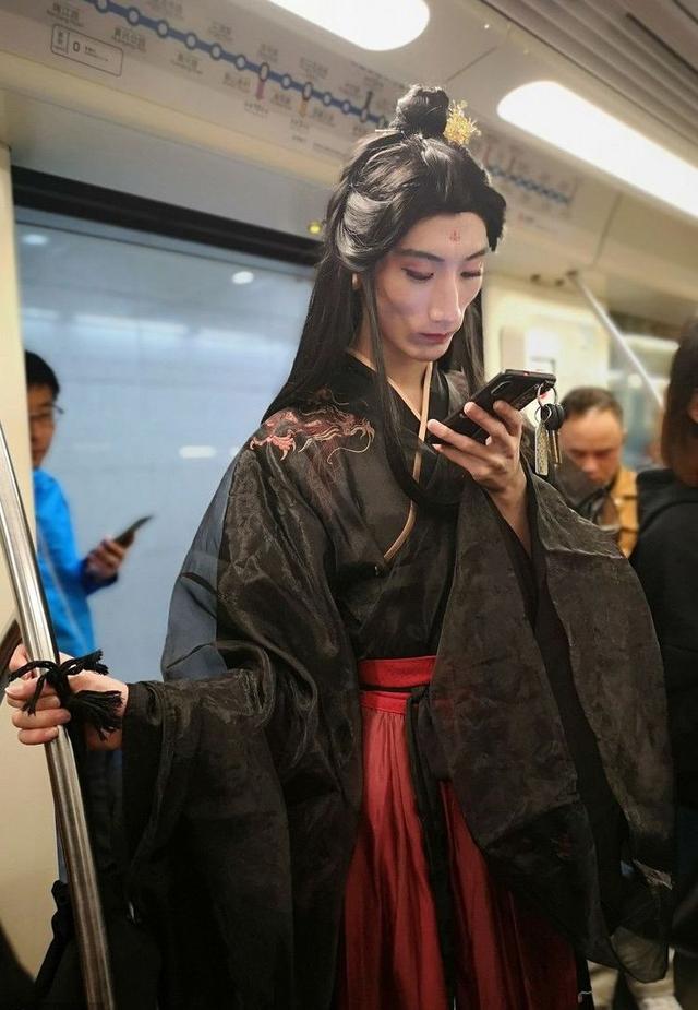 18米帅哥穿汉服男扮女装大妈表情