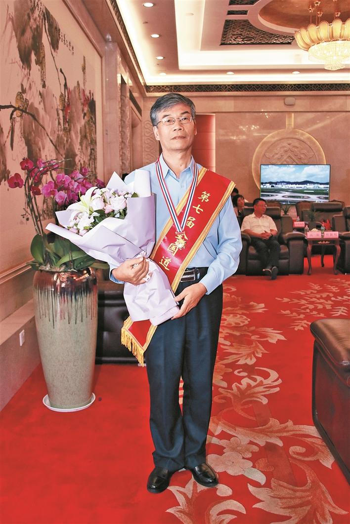 第七届全国道德模范陆建新载誉回深
