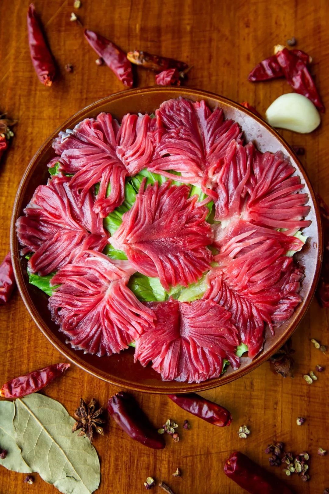 落入油锅后的郡花仿佛拥有了生命轻轻夹起,在筷子间"翩翩起舞"油汁