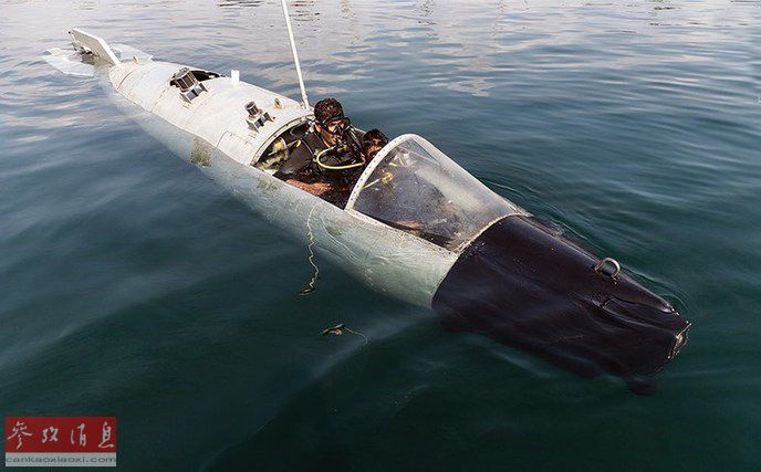 伊朗小型潜艇水下航行照片,可见采用"湿式"驾驶舱,即蛙人需要穿戴潜水