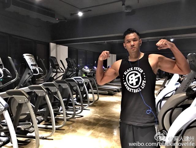 陈建州的肌肉完美有型特别有男子气概配合练瑜伽效果会更好