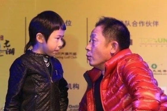 王志文首次携子亮相,父子二人同台竞技,11岁儿子撞脸易烊千玺