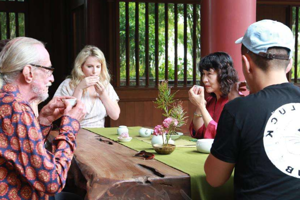 法国人困惑:这东西法国卖太贵,为何中国人天天喝?