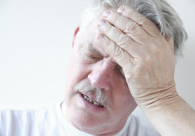 为啥蹲下时突然一站立就头晕?医生:教你5招预防体位性低血压