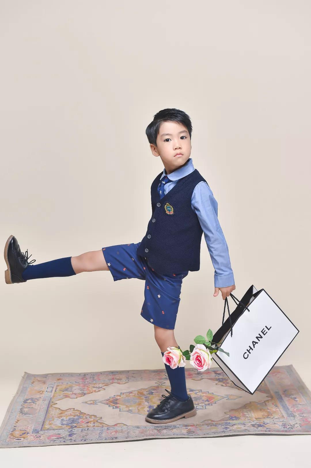 「美代演员」姜奕廷开学喽,曝光"小小少年"主题写真图