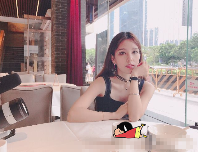 rita让人大饱眼福!决赛穿"青花瓷"旗袍解说,姿态怎么看?