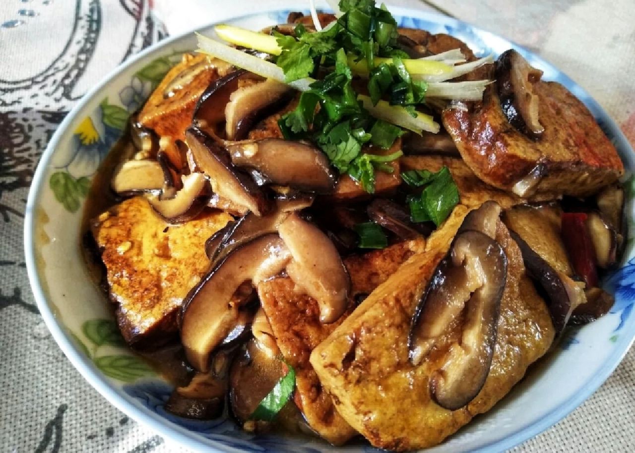 这两种素菜一起焖,以为味道清淡,没想酱香咸鲜,营养美味特下饭