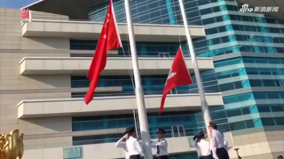 新华社 永远盛开的紫荆花旁国旗飘扬 歌唱祖国 新浪新闻 新华社 永远盛开的紫荆花旁国旗飘扬 歌唱祖国 新浪新闻