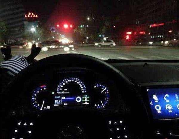 建议大家:汽车上除了行车记录仪,这四样好物也备上,开车实用