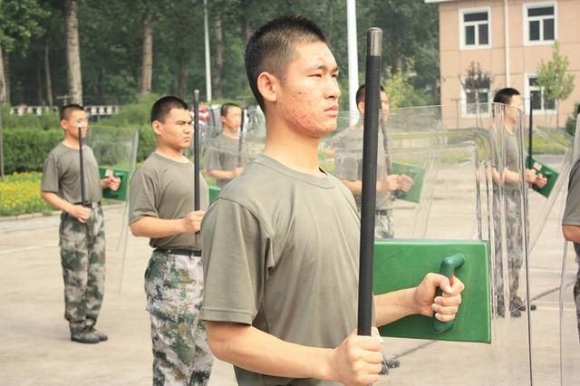 手续后,入伍成为一名大学生士兵,服役于北京卫戍区警卫一师66397部队