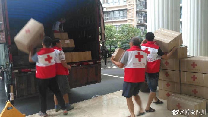 红十字会工作人员将救灾物资装车。 四川省红十字会官方微博