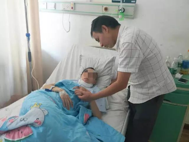 小蕓女親正在顧問她