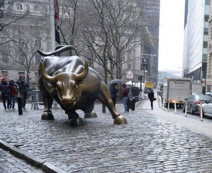 美国华尔街标志性雕像铜牛被砸了