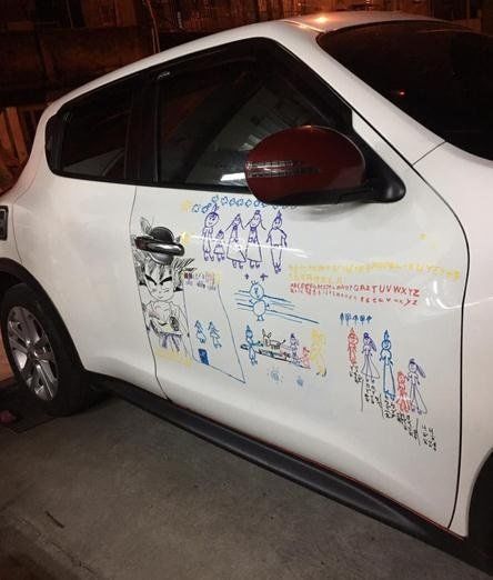 女儿在父亲车上乱花,父亲看过后表示即使被罚也不舍得擦掉