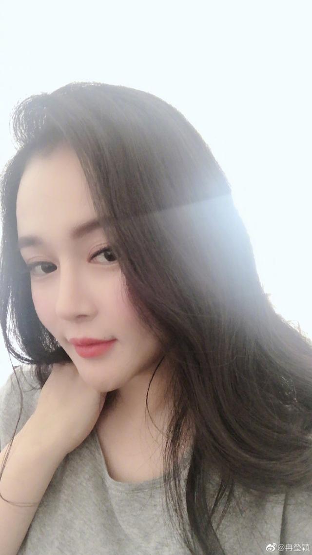 冉莹颖生三胎后晒自拍瘦出小v脸,分享减肥餐立志两个月瘦24斤