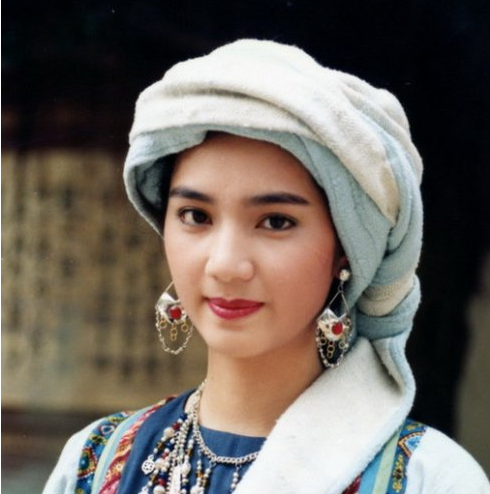 9月9日,洪欣在微博晒出新戏剧照,照片中的她身穿铠甲与红披风,既飒气