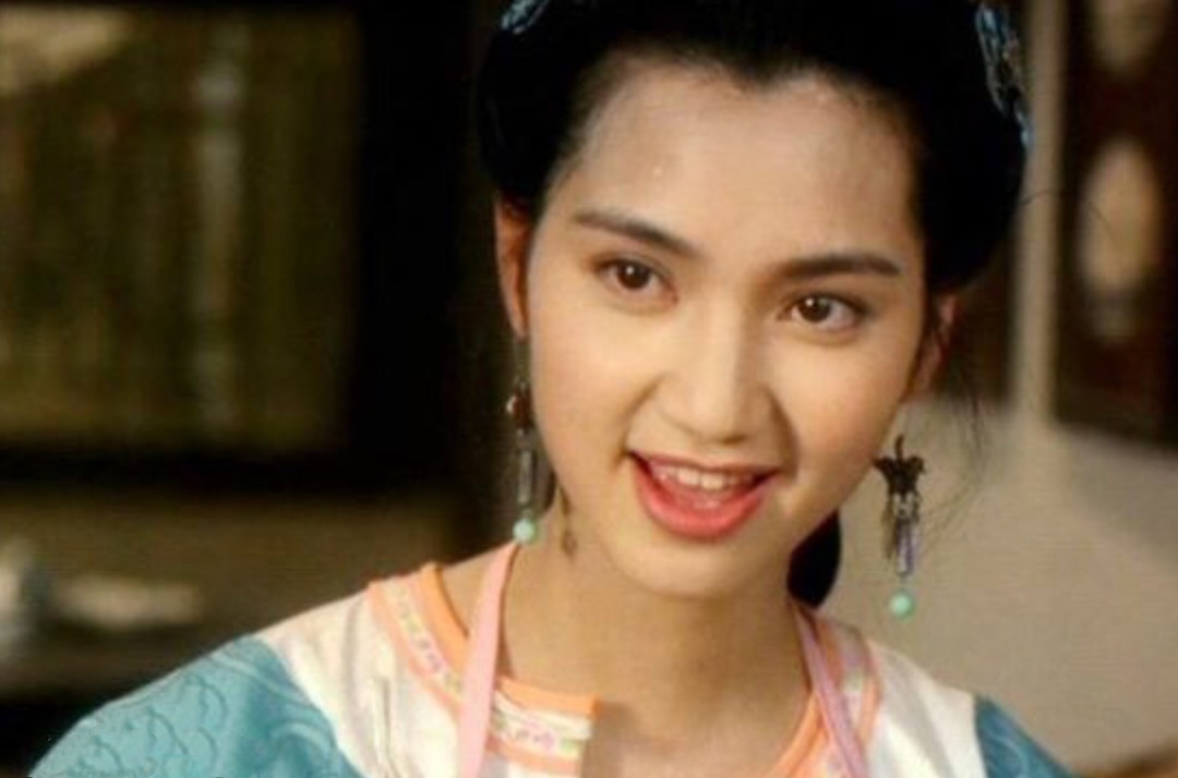 洪欣复出拍戏自晒古装扮相烟熏妆邪魅凌厉看剧照是个狠角色