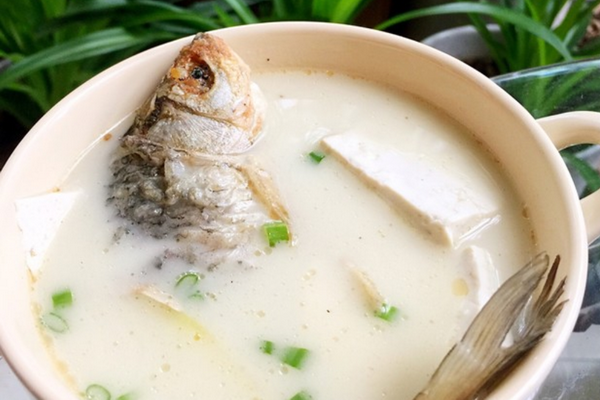 鲫鱼汤这样炖汤浓肉鲜又营养用对水才是关键