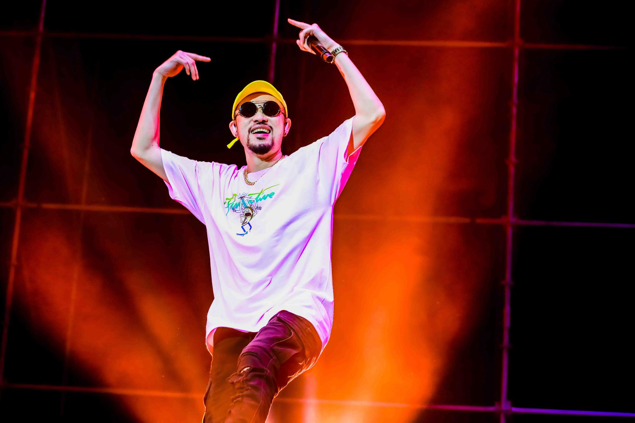 mc hotdog热狗"废欲清"成都站燃情开唱 新说唱学员惊喜现身