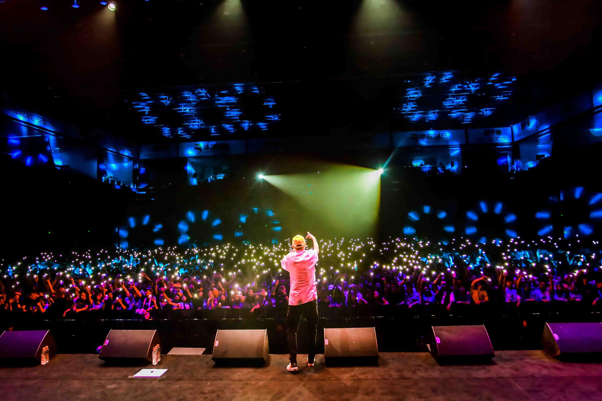 mc hotdog热狗"废欲清"成都站燃情开唱 新说唱学员惊喜现身