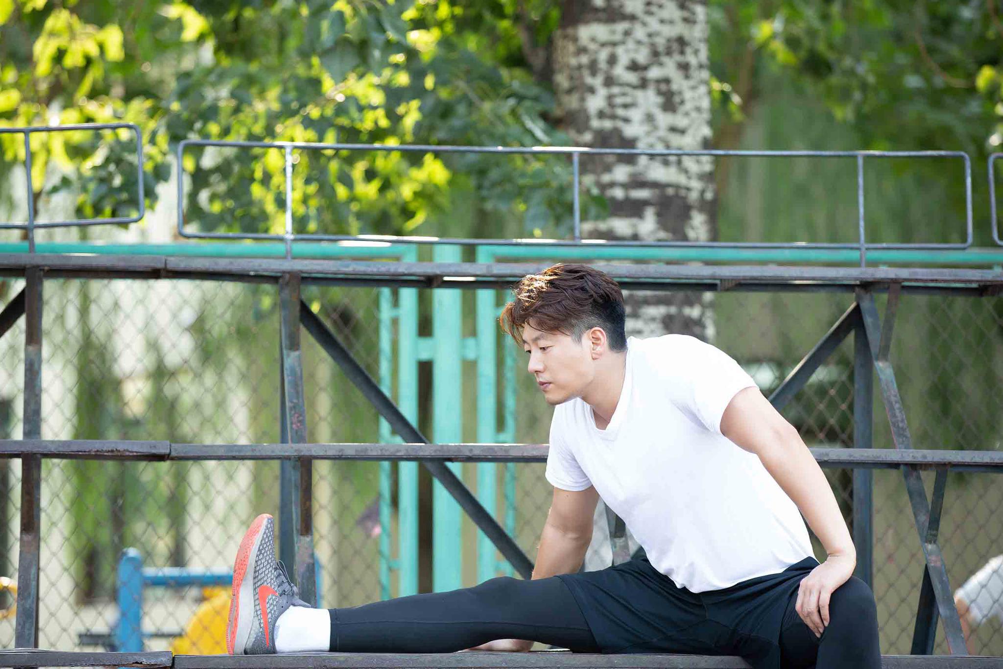 凌潇肃《哎呀好身材》操场减肥 展现跑步发烧友式锻炼