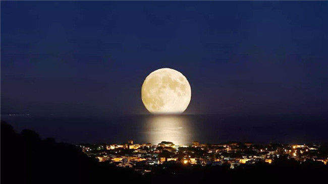 月色充满唐诗宋词韵味,中秋夜月满壮家木楼