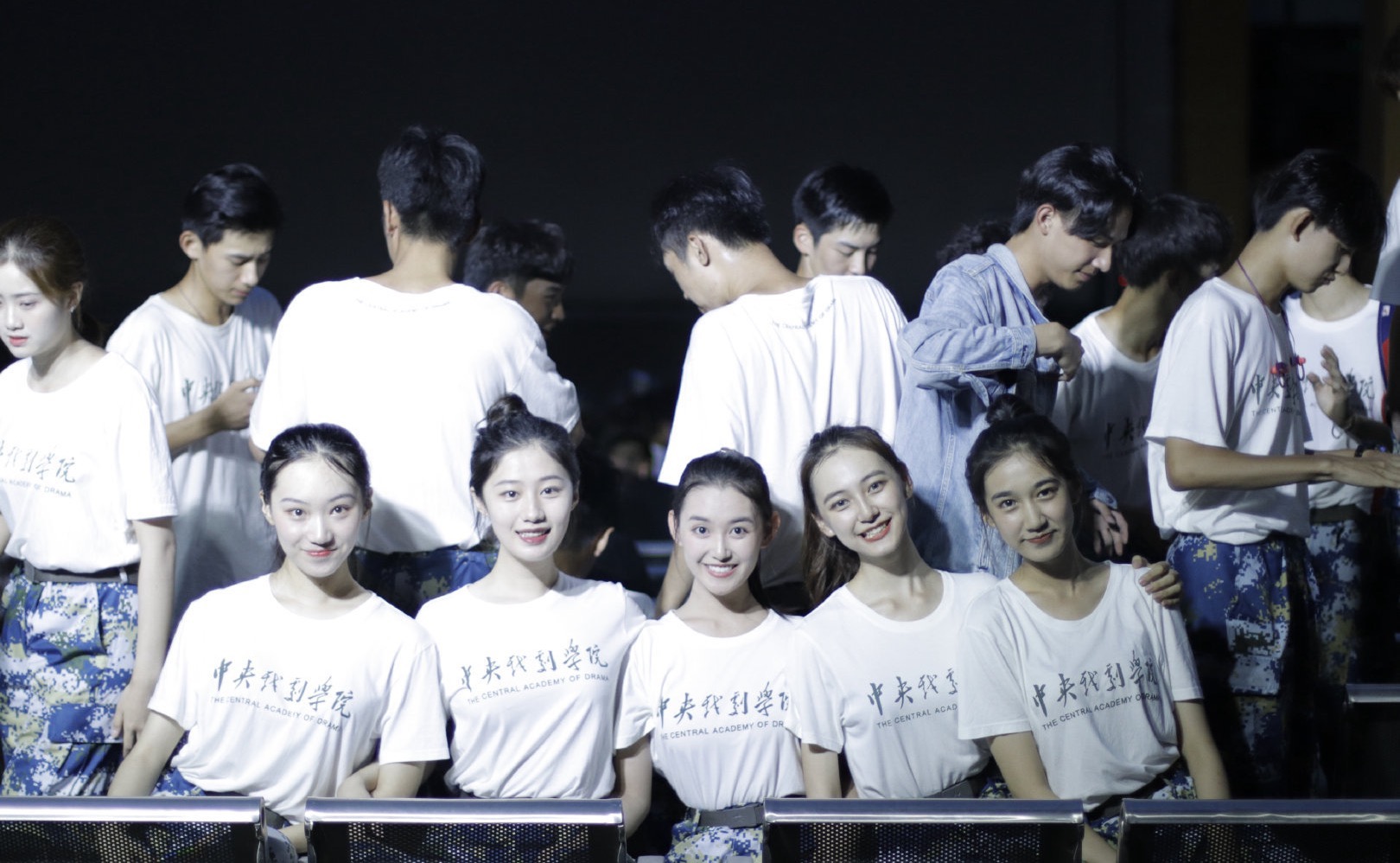 蒋依依军训结束合照曝光网友蒋依依素颜生图超能打