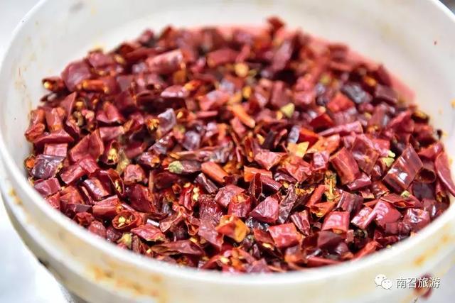 的南召白土岗辣子鸡 回味无穷,让人百吃不厌辣子鸡之所以被称为"特产"