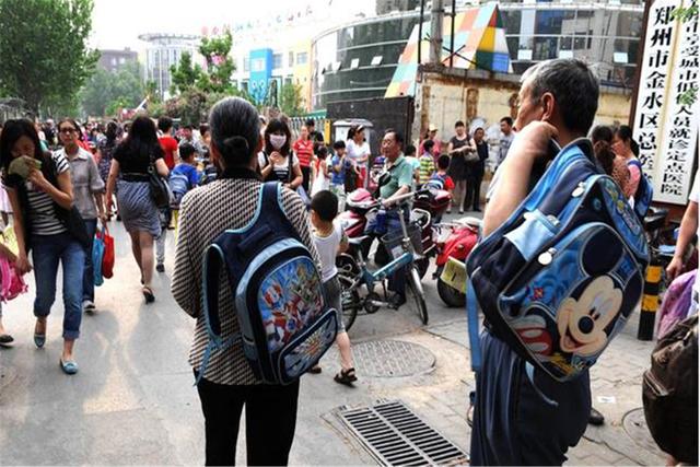 接送孩子上学时,家长的这些做法不仅老师不喜欢,孩子也会受影响|家长|老师|上学_新浪新闻