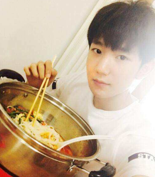 王源剧组吃盒饭,看到这个细节,网友吐槽:教养是装不出来的!