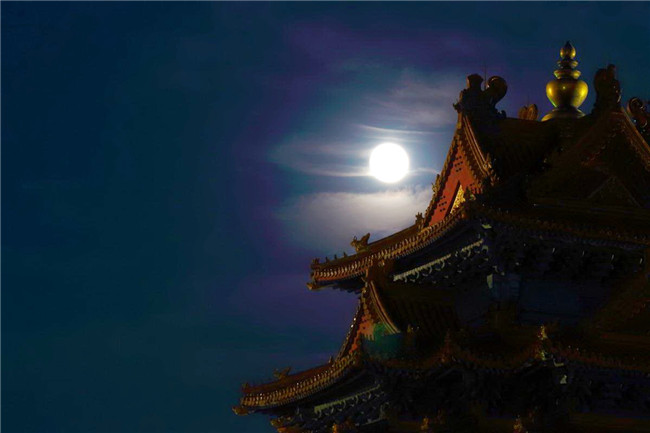 月色充满唐诗宋词韵味,中秋夜月满壮家木楼