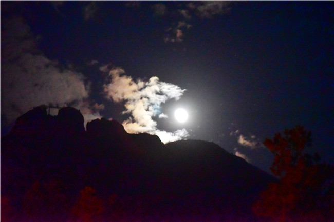 月色充满唐诗宋词韵味,中秋夜月满壮家木楼