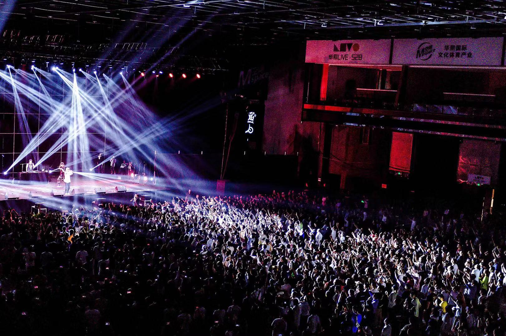 mc hotdog热狗"废欲清"成都站燃情开唱 新说唱学员惊喜现身