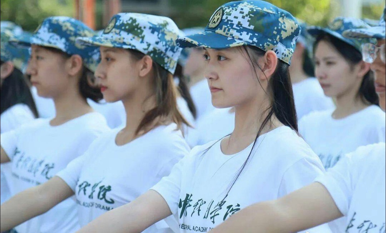 蒋依依军训结束合照曝光网友蒋依依素颜生图超能打