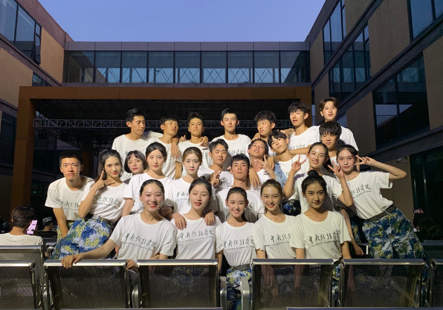 蒋依依军训结束合照曝光网友蒋依依素颜生图超能打