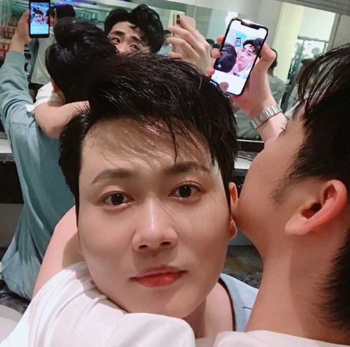 一张照片击破不和传言,张云雷晒与孟鹤堂合照,这个姿势太暧昧!