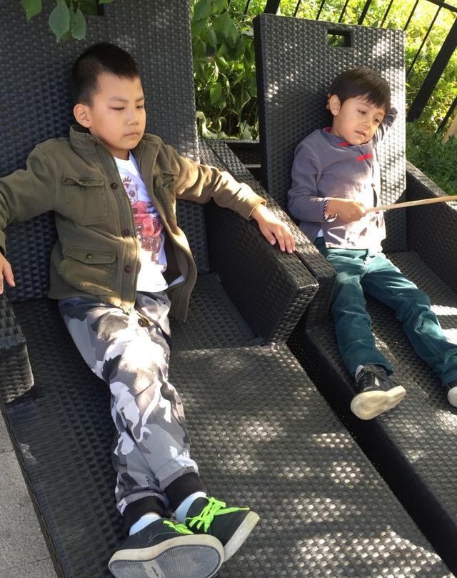 康妈晒康康诺一新合照:康康按霸道总裁人设走,诺一却越走越歪了