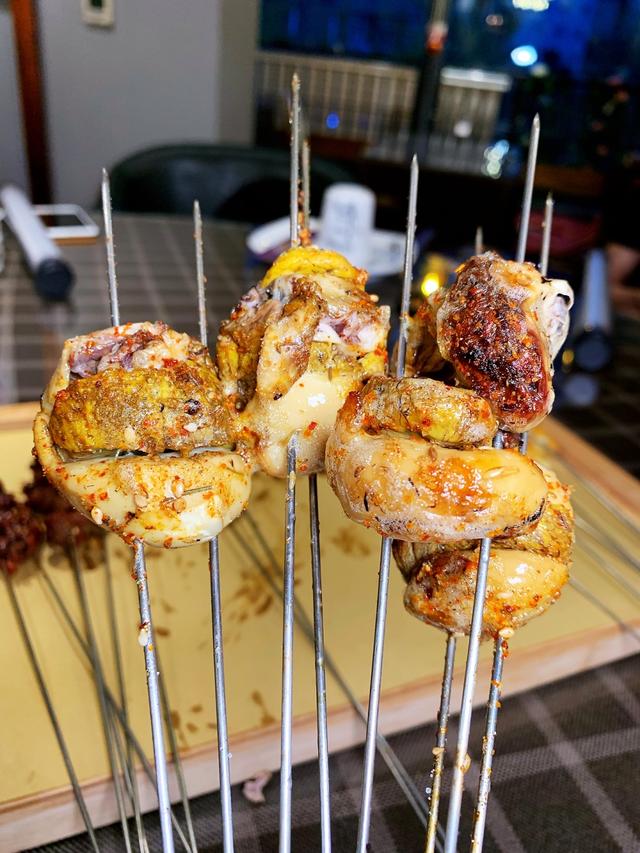 正文         烤活珠子   活珠子是经传统孵化发育而成的鸡胚胎,吃