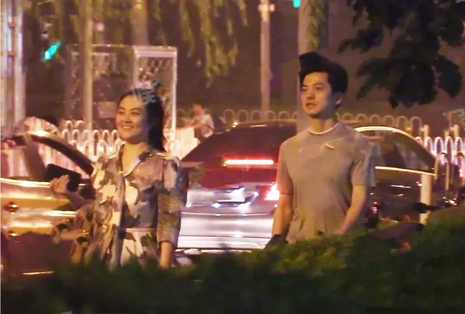 李健与妻子孟小蓓街头散步罕见同框女方有说有笑手舞足蹈显恩爱